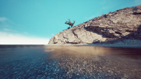 una hermosa vista de una playa con un acantilado en el fondo.