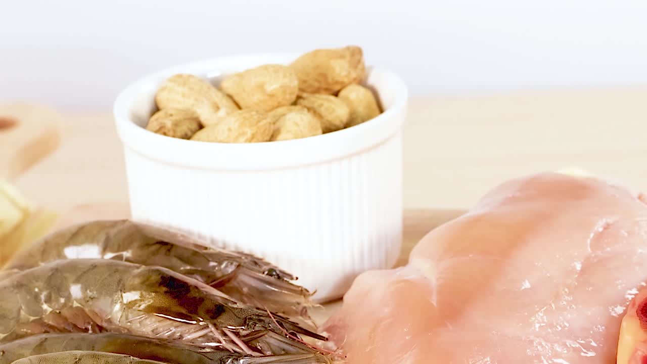 una vibrante exhibición de varios alimentos ricos en proteínas, incluidos nueces, mariscos, carnes y productos lácteos, capturados en una iluminación brillante