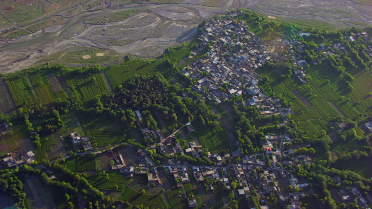 강과 계곡의 조감도, 푸른 나무, 잔디, 집이 있는 숲