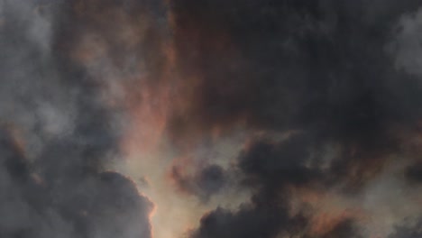 Ein-Gewitter,-Das-In-Der-Abenddämmerung-In-Den-Cumulonimbus-Wolken-Auftritt