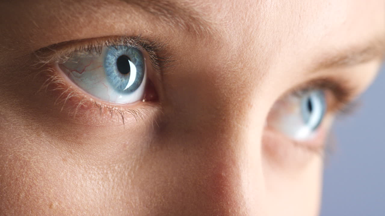 파란 눈, 슬프고 우울한 여자