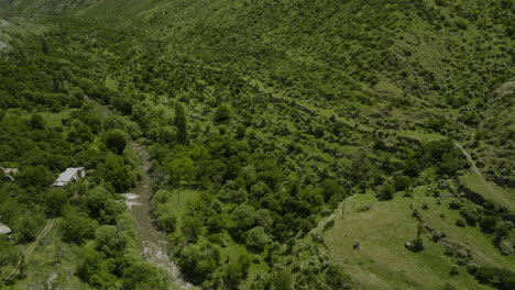 Río-Paravani-Fluyendo-Por-Las-Antiguas-Terrazas-Para-Cultivos-Agrícolas-En-Georgia