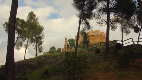 castillo de alcázar en la cima de una colina, laderas de sopena en segorbe, comunidad valenciana de españa