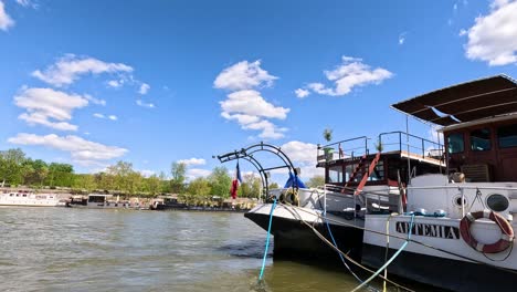 ein boot an einem fluss angedockt