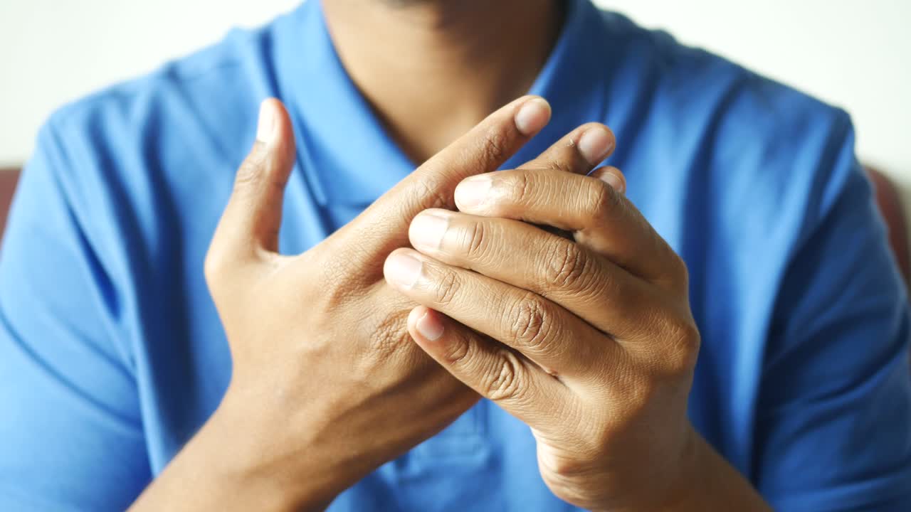 uomo che soffre di dolore in mano da vicino