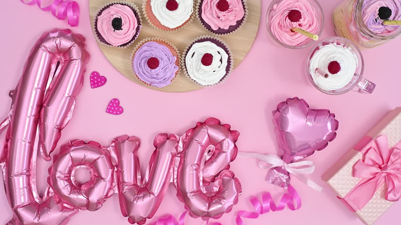 una mesa romántica para el día de san valentín con deliciosos dulces y globos.