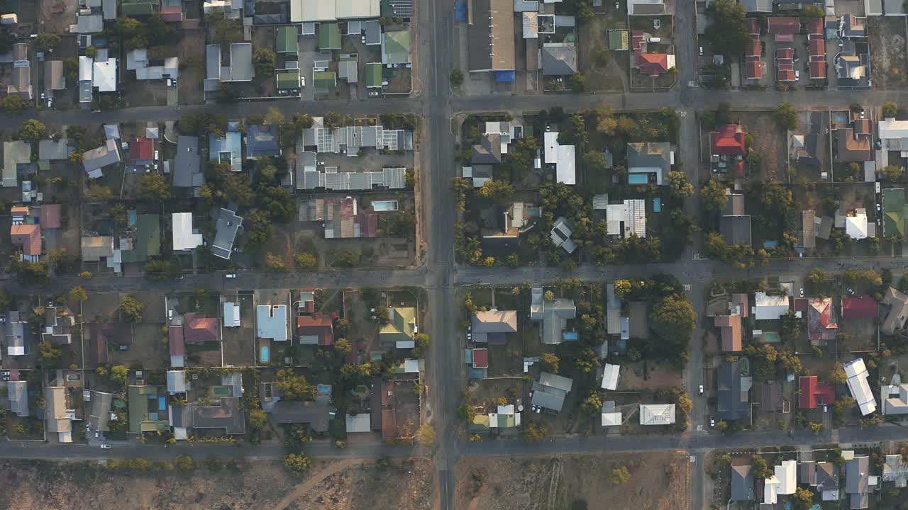 이 사회의 배후에 있는 이야기를 상상해 보세요.