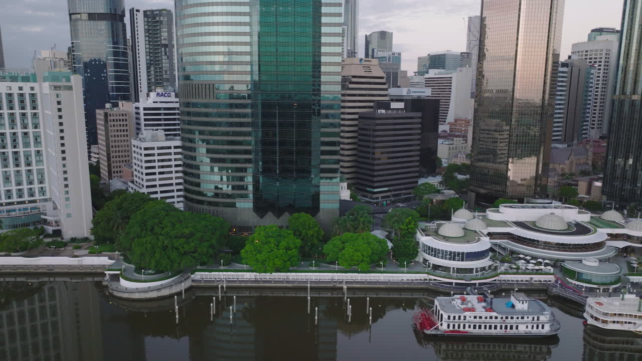 브리즈번 시티와 이글 스트리트 피어를 지나는 시네마틱 드론