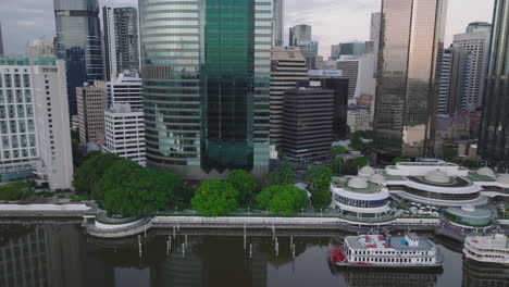 dron cinematográfico que pasa por la ciudad de brisbane y el muelle de eagle street
