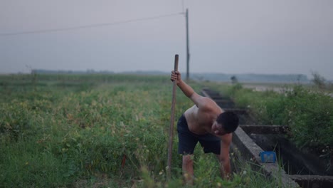 agricultor que trabaja en un campo