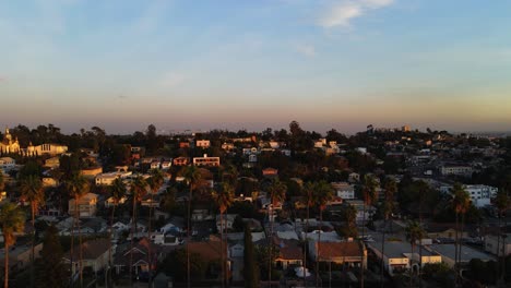 Vista-Aérea-Con-Vistas-A-Las-Palmeras-A-Lo-Largo-De-Una-Carretera-En-Elysian-Park,-Puesta-De-Sol-En-Los-ángeles,-Ee