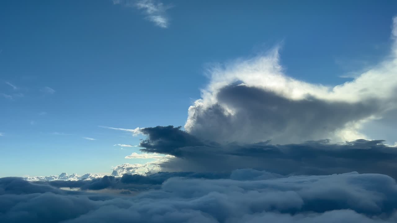 오후의 빛과 함께 폭풍우가 치는 구름이 가득한 지저분한 하늘의 독특한 파일럿 관점