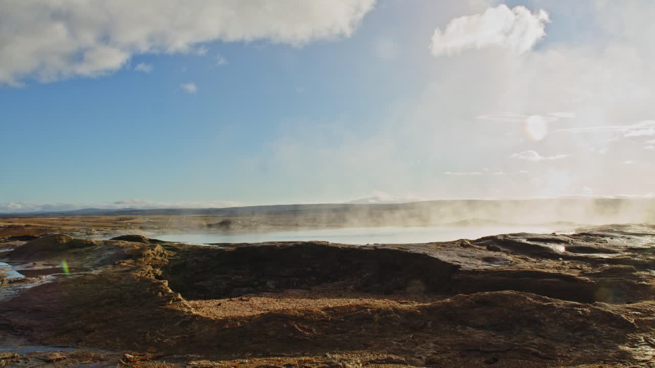 la inclinación de la piscina geotérmica con el aumento del vapor en haukaladur, islandia en un día soleado