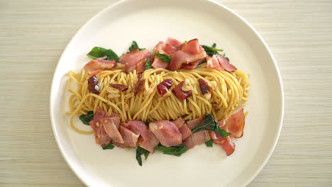 Gebratene-Spaghetti-Mit-Getrocknetem-Chili-Und-Speck