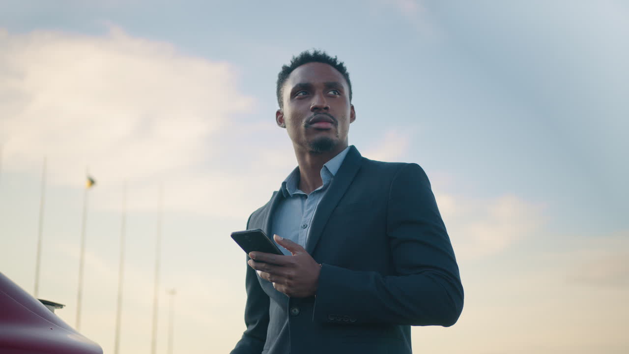 hombre de negocios cargando vehículo eléctrico