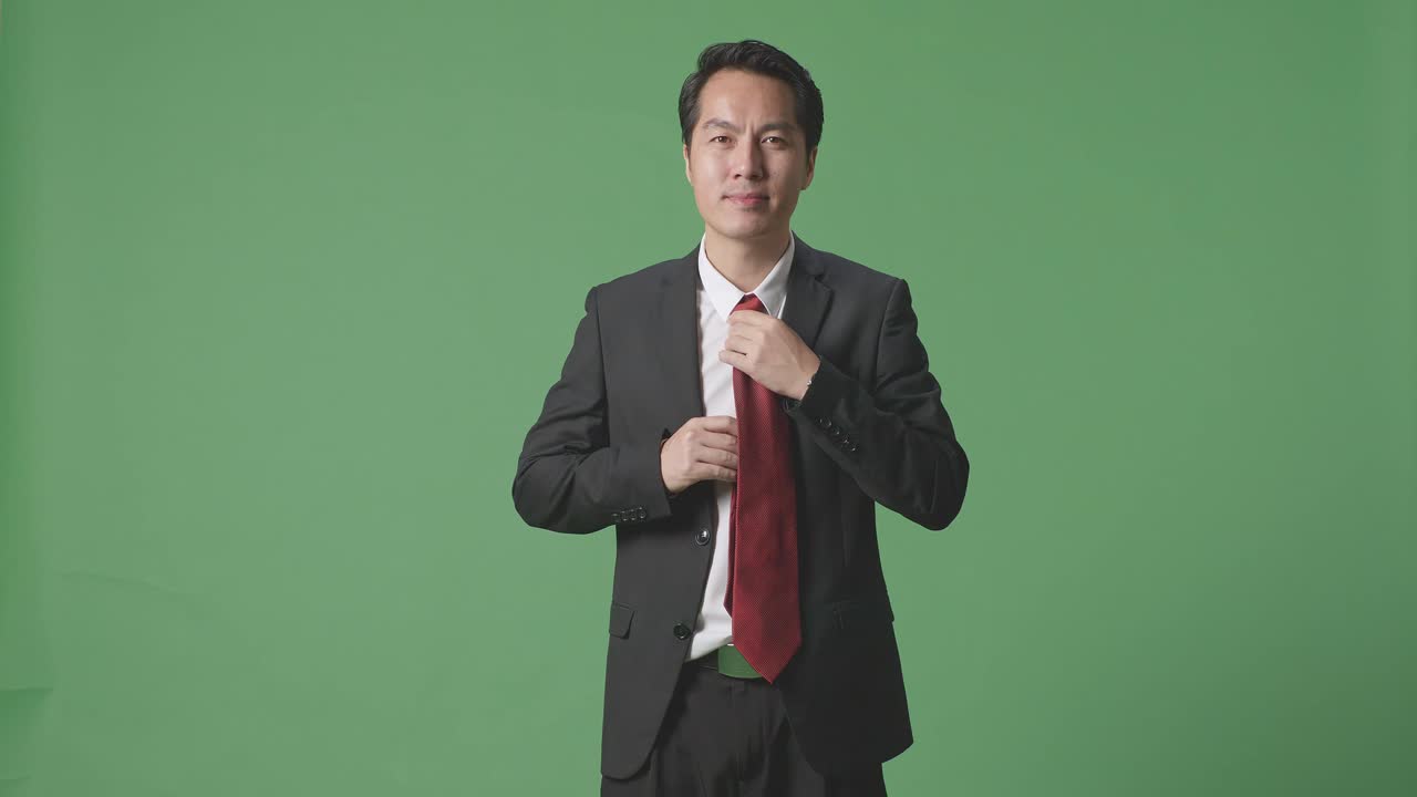 은 타이를 입은 재과 색 클래식 셔츠를 입은 아시아 사업가, 축제 행사, 비즈니스 회의 또는 녹색 스크린 배경의 결혼식 드레싱