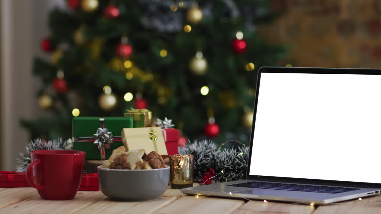 computadora portátil con espacio de copia en la pantalla, con decoraciones de navidad y árbol