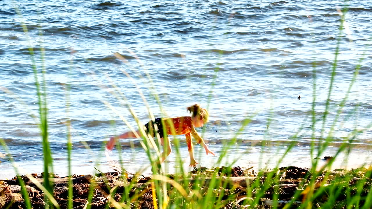 유치원 소녀가 바가에서 바다를 따라 카트 링을 연습하고 있습니다.