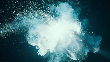 una nube blanca en forma de explosión contra un fondo azul oscuro