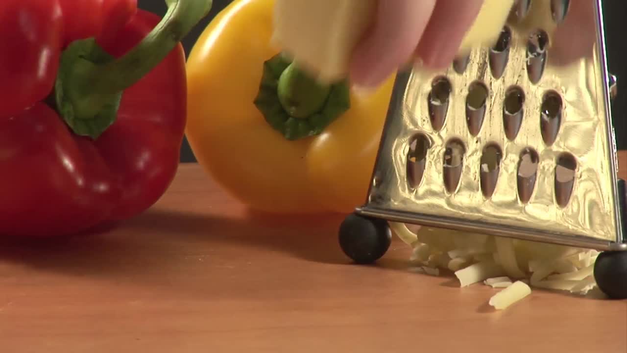 запись сыра, который режут.