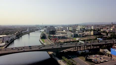 Pase-El-Cursor-Sobre-El-Río-Clyde-De-Glasgow-Y-La-Autopista-M8