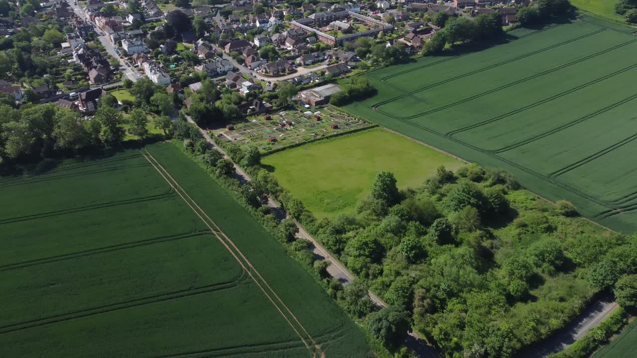 캔터베리 근처 다리 마을 근처 교차로의 4k 드론 비디오