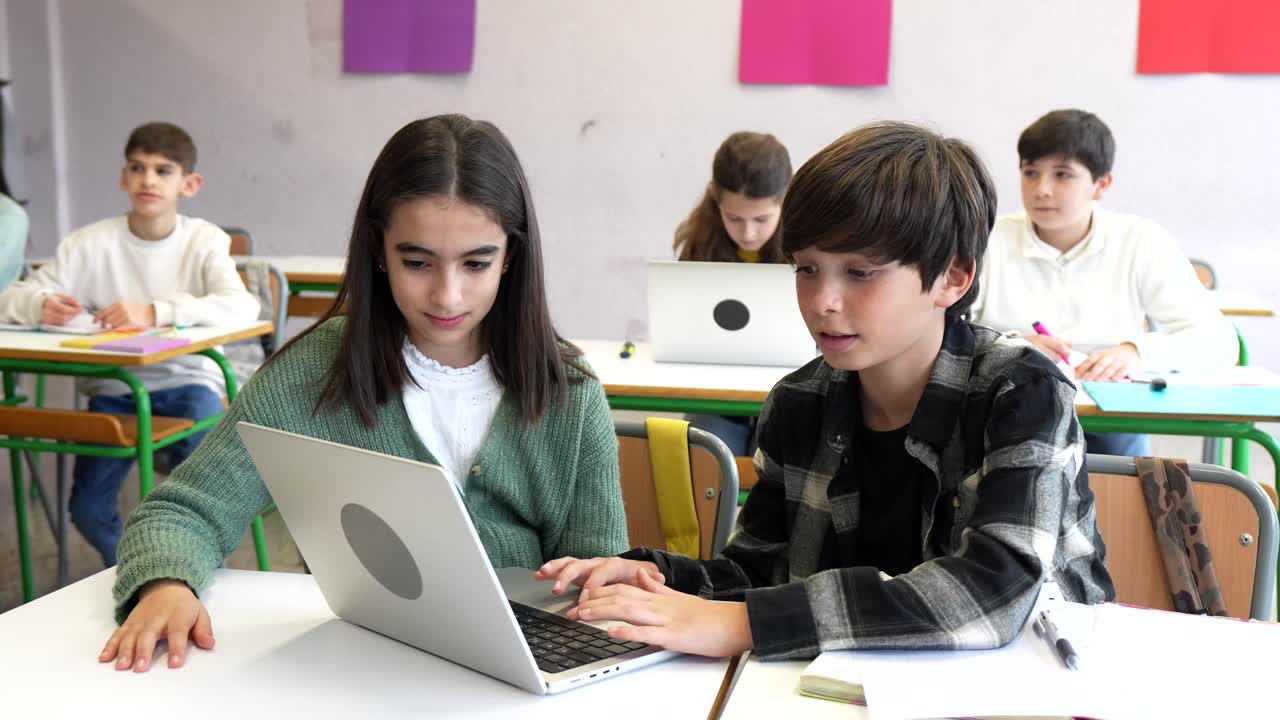 estudiantes usando computadoras portátiles en un aula