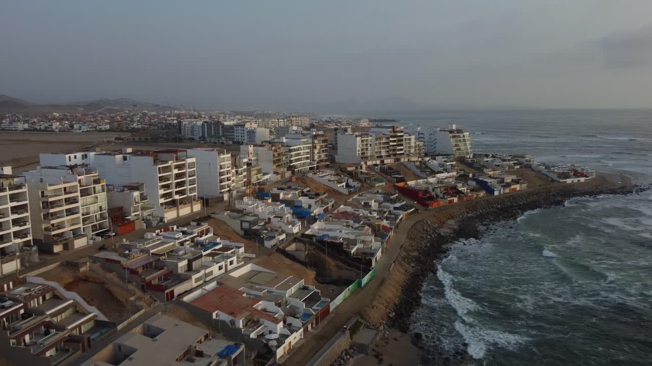 ciudad de playa cerca del borde de la costa del océano