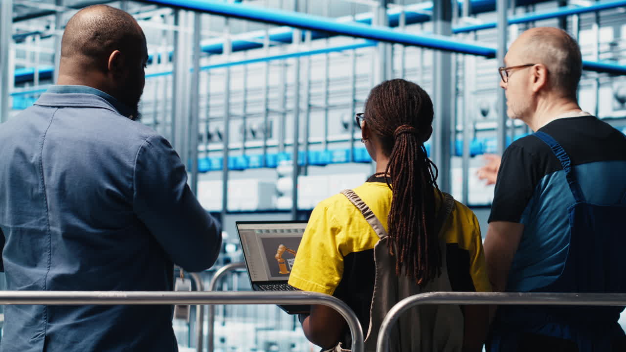 gerente que supervisa a los trabajadores de la fábrica fotovoltaica inteligente que utilizan el software cad