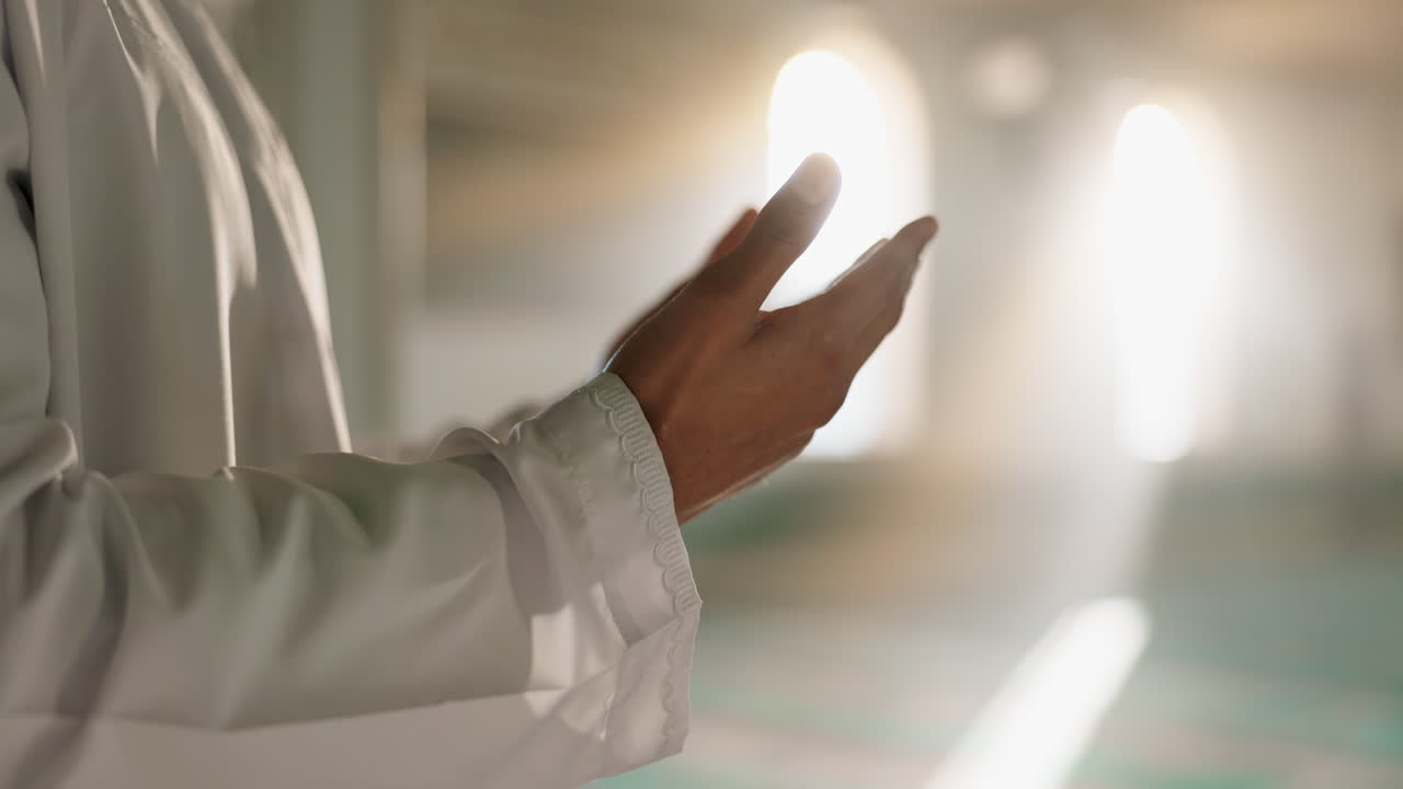 모스크 에서 기도 하는 사람