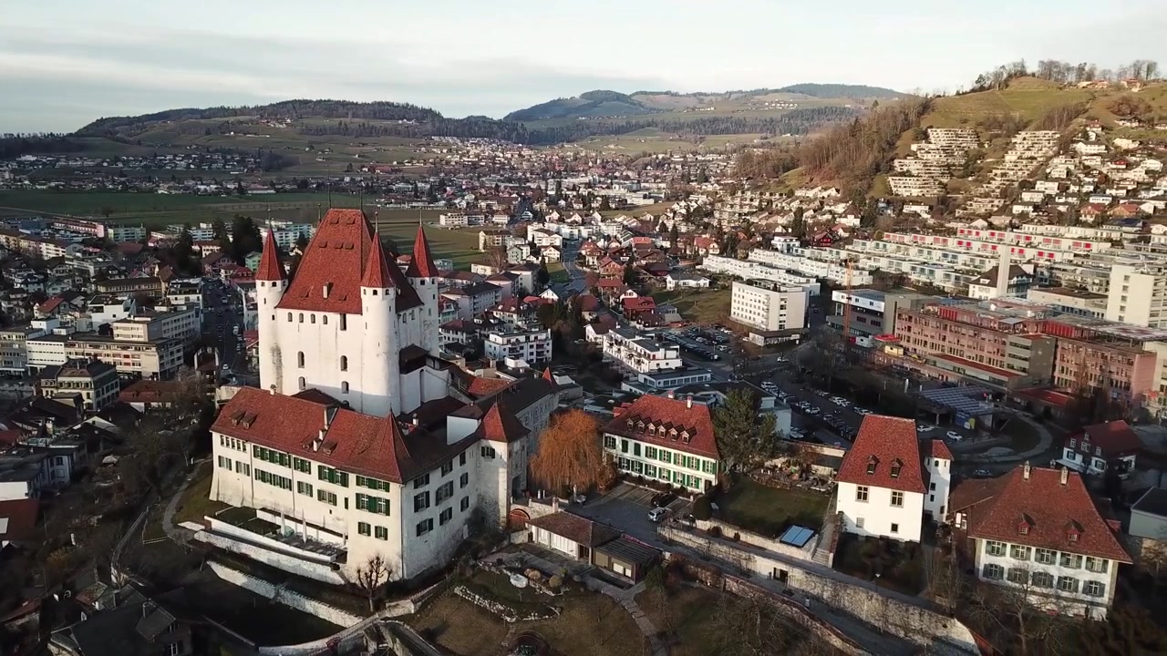 Drohnenaufnahmen von Thun nahe dem Thunersee, in der Region Berner Oberland in der Schweiz. Das turmbewehrte Schloss Thun, Schweiz.