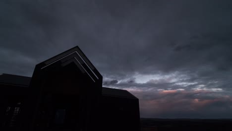 Ein-Zeitraffer-Eines-Sonnenuntergangs-über-Einem-Haus-Mit-Kirchturm