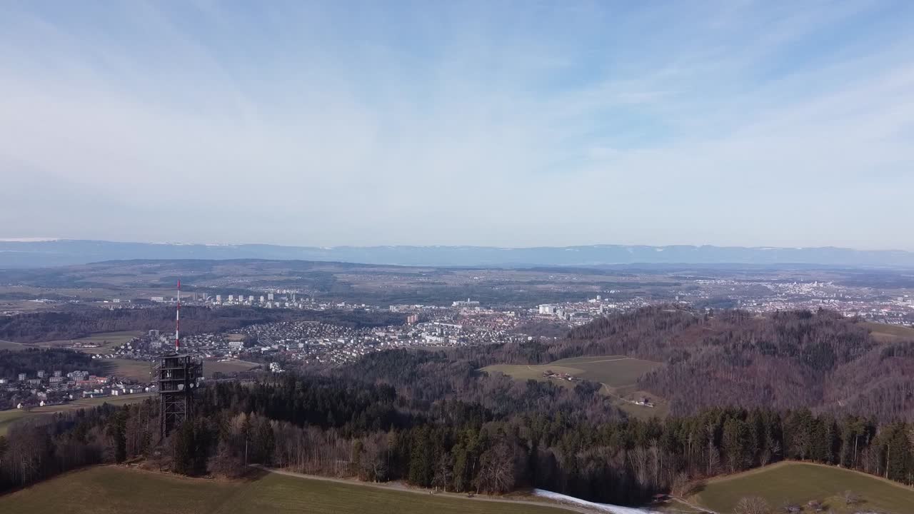 녹색 스위스 풍경 한가운데 있는 베른의 드론 샷, 전경의 안테나 및 숲