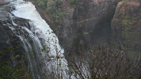 Poderosa-Cascada-En-Las-Cataratas-Victoria,-Zimbabwe,-Primer-Plano-De-áfrica