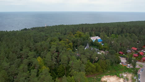 Polens-Küstenstadt:-Panorama-Drohnentour-Durch-Stegna-Am-Strand