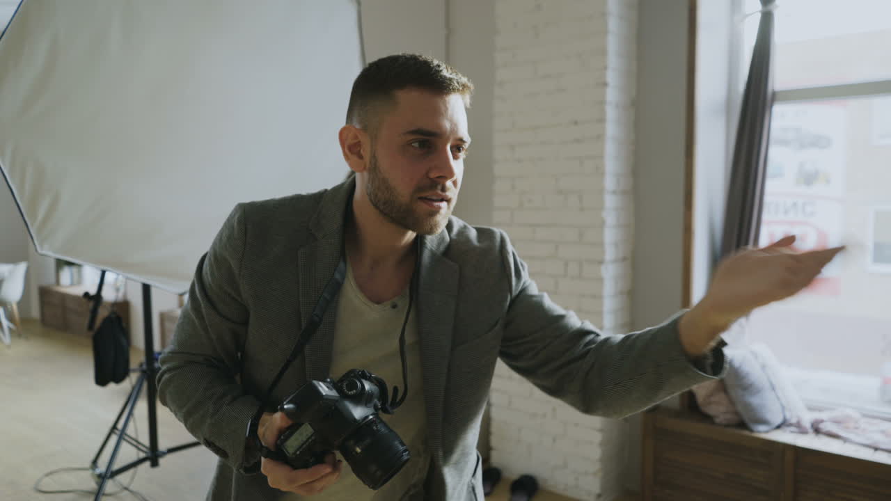 фотограф, фотографирующий в студии