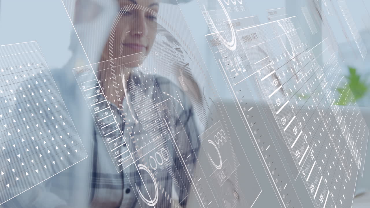 animación del procesamiento de datos financieros sobre una mujer de negocios caucásica que usa una computadora portátil en la oficina
