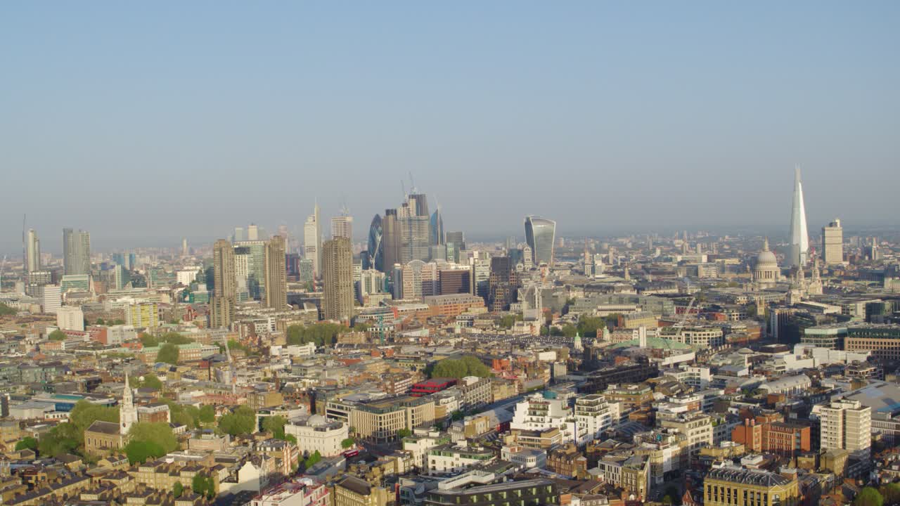 느린 팬 오른쪽은 드론에서 촬영한 중앙 런던의 공중 설정 샷을 보여줍니다.
