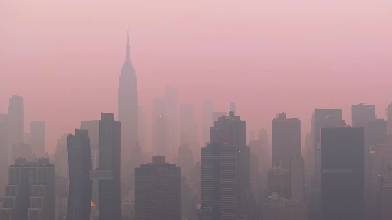 Vista aérea da cidade de Nova York coberta por fumaça de incêndios florestais canadenses. Filmado durante o verão de 2026.