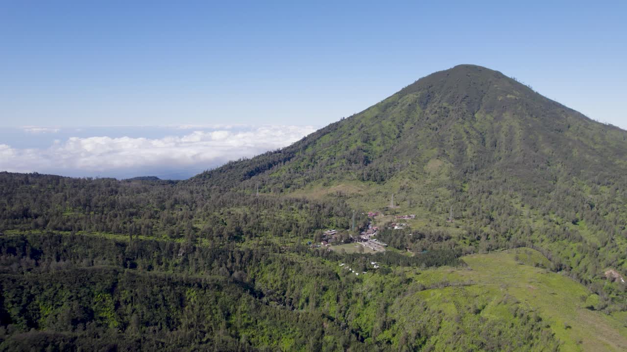 vista aérea de las montañas por encima de las nubes en indonesia, gunung rante, ijen