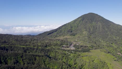 Vista-Aérea-De-Las-Montañas-Sobre-Las-Nubes-En-Indonesia,-Monte-Rante,-Ijen