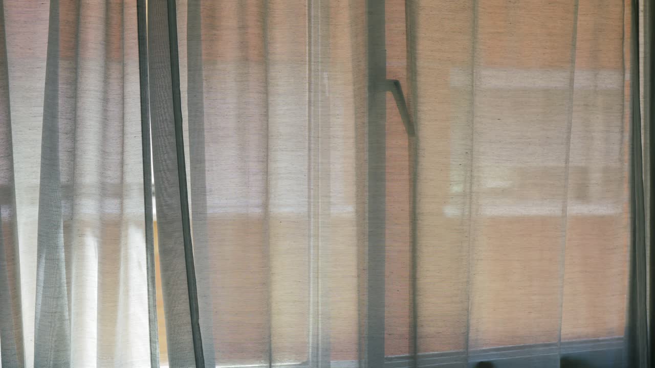 바람이 창문의 커튼을 흔들고