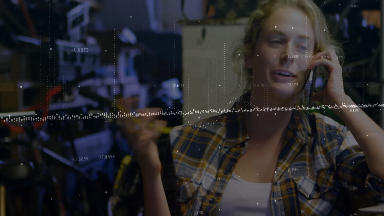 hablando por teléfono, mujer en el taller con análisis de datos animación sobre la escena