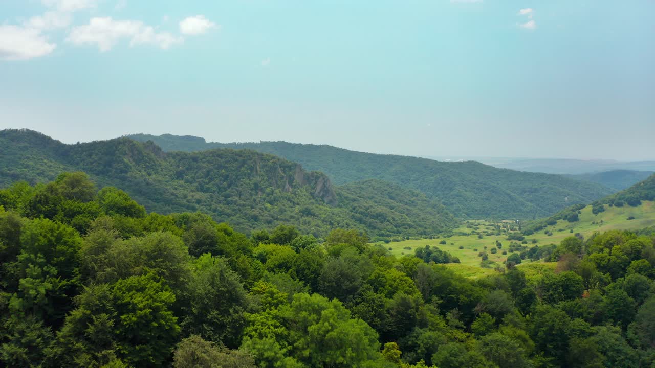 vuelo aéreo sobre la vista de montañas y prados boscosos verdes salvajes en la región de kakheti en georgia
