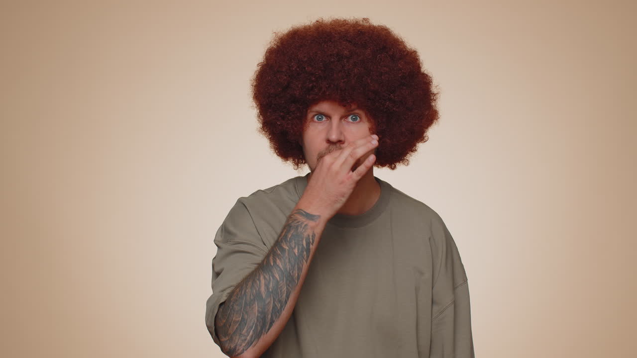 el joven presiona el dedo índice a los labios hace silencio gesto de señal no dice secreto, shh estar callado