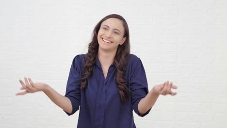 chica india feliz haciendo preguntas