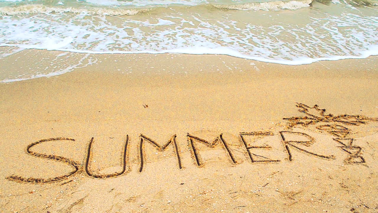 Inscripción de verano en la arena, la playa. Grabación en la playa.