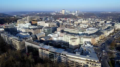 Drone-Aéreo-Disparó-Hacia-Atrás-En-El-Centro-De-La-Ciudad-De-Luxemburgo