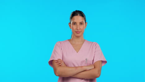 cara, enfermera y mujer seria con los brazos cruzados