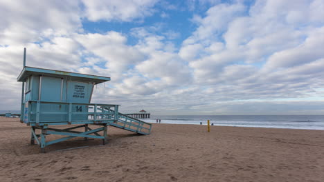 Scenic-Clouds-Over-Manhattan-Beach-Pier-Lifeguard-Tower-During-Sunrise-In-California,-USA